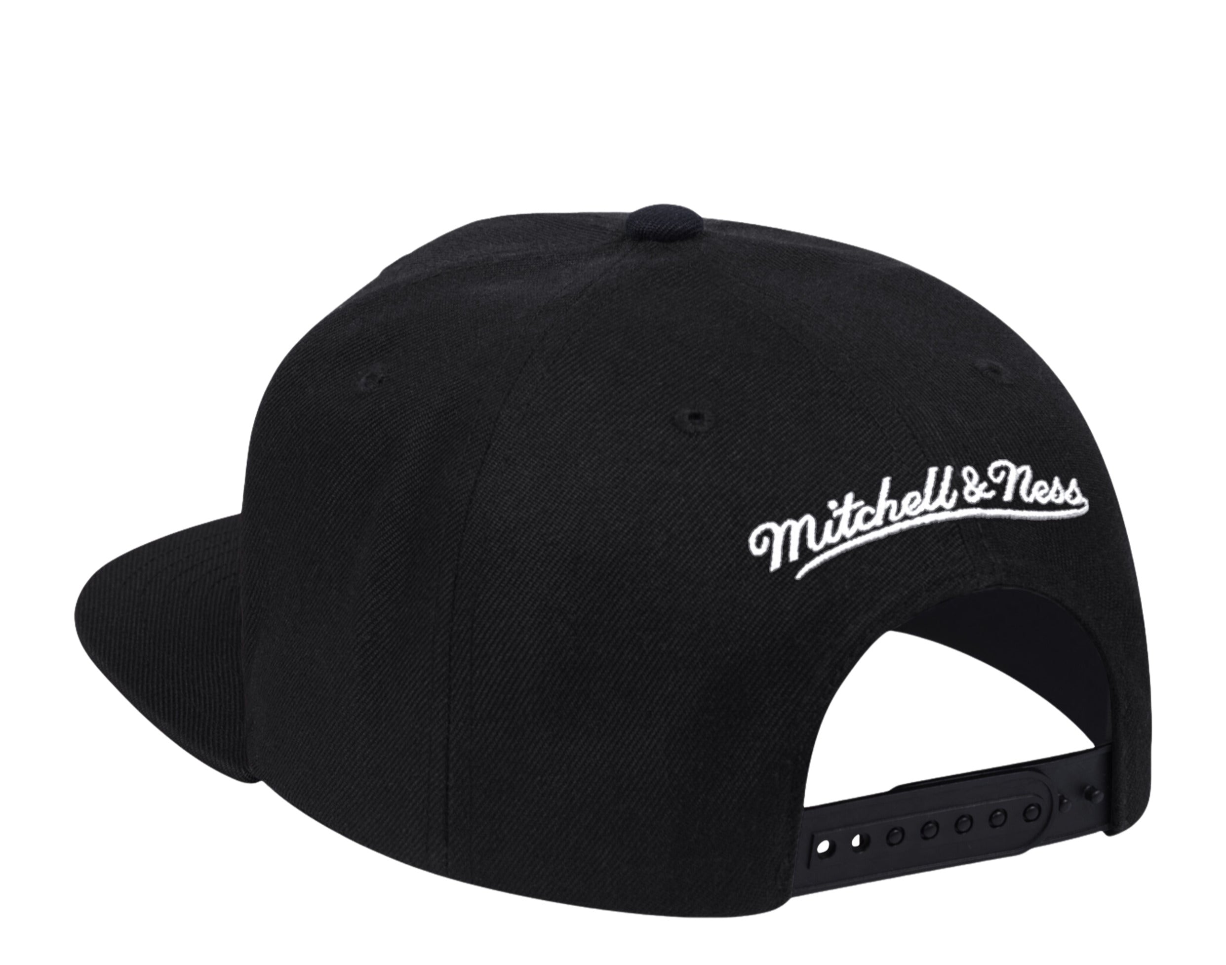 Mitchell & Ness Bulls Drip Snapback Hat